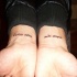 Tatuaje en las muñecas, cita latina de letra simple