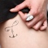 Tatuaje  de ancla fina con infinito