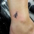 Tatuaje  de hormiga diminuta en el tobillo
