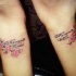 Tatuaje en las muñecas, inscripción romántica con flores de color rosa