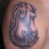 particolare testa ippopotamo sfondo blu tatuaggio su spalla