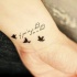 Tatuaje en la muñeca, inscripción diminuta con aves negras