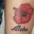 carina fiore rosso hawaiana con scritto tatuaggio