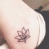 carina piccolo fiore loto contorno nero tatuaggio su caviglia