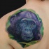 bella testa scimpanze` colore viola in tropico tatuaggio su scapola