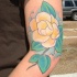 carino fiore giallo magnolia tatuaggio su braccio