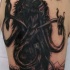 Tatuaje en el brazo,
mamut grande negro y cuervos