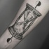 Tatuaggio per avambraccio a clessidra Dotwork