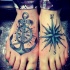 tatuaggio su due piedi ancora e bussola per ragazzi