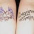 Tatuajes en los antebrazos, nombre con alas de ángel y cita