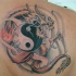Tatuaggio sulla spalla il dragone colorato in stile Yin-Yang
