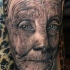 Dramático tatuaje pintado exacto del retrato de una anciana