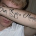 elegante citazione latina scritto tatuaggio su braccio