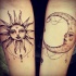 Tatuajes en los antebrazos, luna y sol con caras lindas