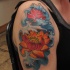 fantastico fiore arancione giapponese in onda blu tatuaggio su spalla