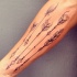 cinque belli frecce indiane con perline tatuaggio su braccio