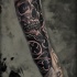 Tatuaggio a manica lunga con teschio