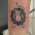 Tatuaje  de oveja divertida de color negro y blanco