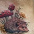 Tatuaje  de erizo con flores y setas venenosas