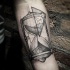 Tatuagem em ampulheta geométrica por Lucas Martinelli