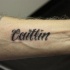 Tatuaje en el antebrazo, nombre de letra cursiva