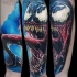 Grande tatuagem de veneno no antebraço