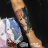 Grande tatuaggio anime sull'avambraccio