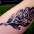 Tatuaje en el antebrazo,
pluma de una ave fantástica