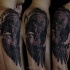 Grande tatuaggio del corvo nero sulla spalla