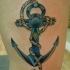 Tatuaje  de ancla multicolor con cuerda