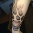 Tatuaje en el antebrazo, cráneo con el fuego