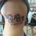grande famiglia elefante con lettere tatuaggio su costolette