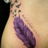 Tatuaje en el costado, pluma hermosa púrpura detallada