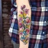 Gran tatuaje de flores femeninas en la muñeca