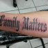 Tatuaje en el antebrazo, asuntos familiares de letra gótica negra