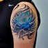 Tatuaje  de flor sola azul en el brazo