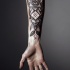Tatuaje en el antebrazo, figuras geométricas y hojas