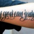 grande lettere solo dio puo giudicare me tatuaggio su braccio