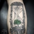 Tatuaje de reloj de arena de árbol verde y negro