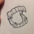 Desenho de tatuagem de dentes de vampiro de lápis cinza-tinta