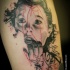 Tatuaggio di donna spaventata dall'aspetto inquietante stile horror
