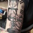 Clessidra con quadrante e rose tattoo su shoukder