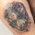 Reloj de arena con tatuaje de dientes de vampiro