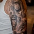 impressionante nero e bianco famiglia scimpanze` tatuaggio su spalla di uomo