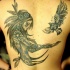 ragazza indiana e uccello  tatuaggio sulla schiena