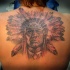 testa indiano con piume tatuaggio sulla spalla