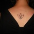 carina semplice fiore loto contorno nero tatuaggio
