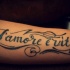 amore e vita francese citazione tatuaggio su braccio