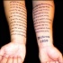 largo testo stampa citazione tatuaggio su ambedue braccia