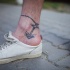 Tatuaje en el tobillo,  pulsera con el ancla preciosa